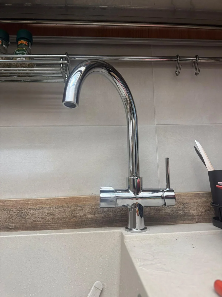 Rubinetto per acqua filtrata installato in una cucina