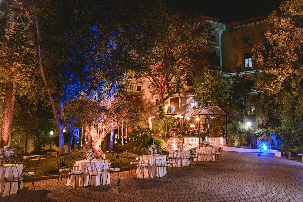 Giardino di Palazzo Brancaccio allestito per un evento serale