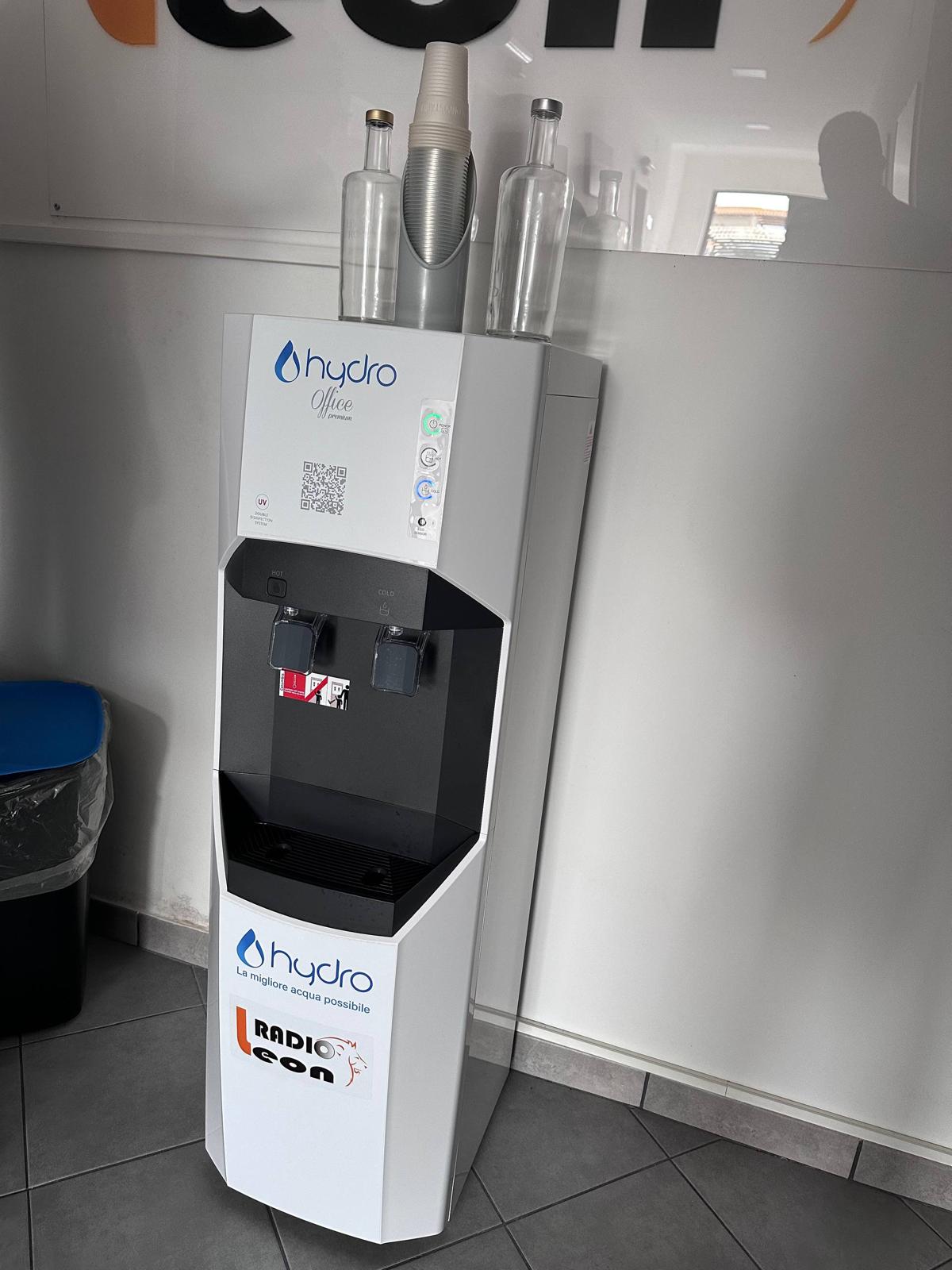 Hydro Office Premium brandizzato Radio Leon installato negli studi della radio