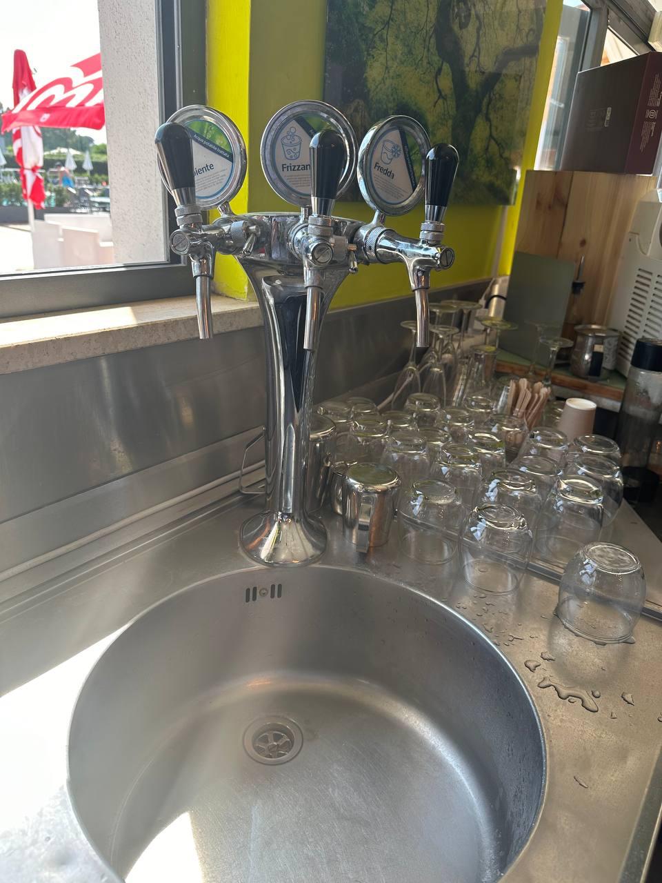 Colonna a tre vie Hydro Roma installata al bar di Sport City — acqua ambiente, fredda e frizzante