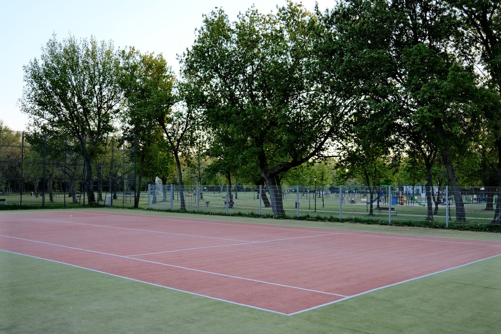 Sport immerso nel verde — campi da gioco nel parco