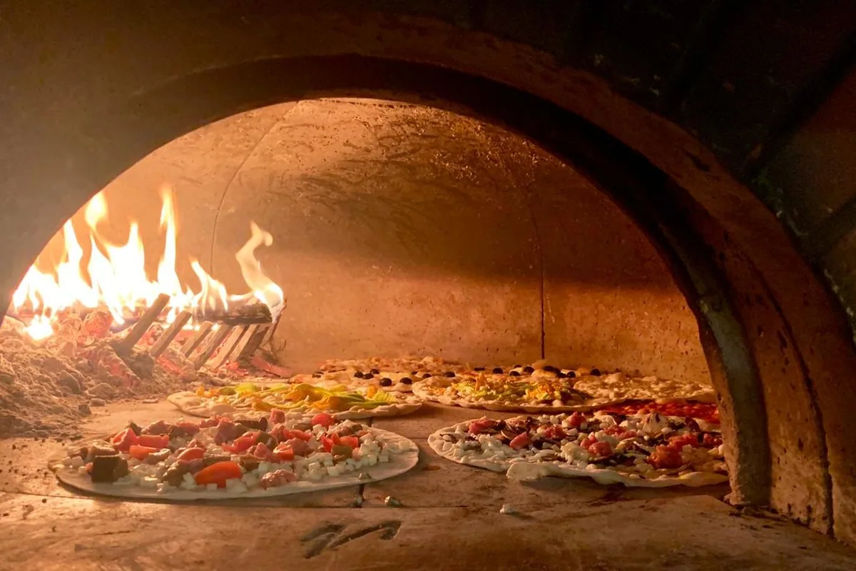 Pizza romana preparata nel forno a legna del Tulipano Nero